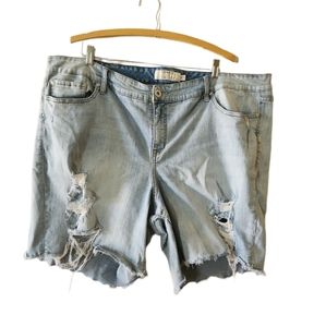 Torrid distressed cut off denim shorts lightwash size 26
